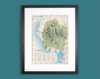 Könnte beinhalten: Eine gerahmte topografische Karte des Lake District Nationalparks mit grünem Gelände, blauen Gewässern und einem Gitternetz. Die Karte enthält den Text Lake District National Park sowie eine detaillierte Liste der Gipfel im unteren Bereich.
