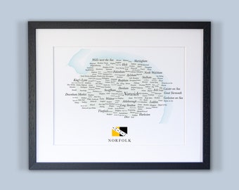 Könnte beinhalten: Eine Aquarellkarte von Norfolk, England, mit den Namen von Städten und Gemeinden, die innerhalb der Umrisse des Countys aufgeführt sind. Die Karte ist in Schwarz gerahmt und zeigt unten die Flagge von Norfolk.