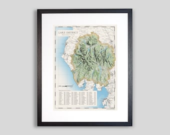 Może przedstawiać: Antyczna mapa Parku Narodowego Lake District w Anglii. Mapa jest wydrukowana w odcieniach zieleni, błękitu i brązu i przedstawia główne góry, jeziora i miasta w tym regionie. Mapa jest oprawiona w czarną ramę.