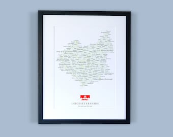 Könnte beinhalten: Ein gerahmter Druck einer Karte von Leicestershire, England. Die Karte besteht aus den Namen der Städte und Dörfer der Grafschaft, die in einer Form angeordnet sind, die der Umrisse der Grafschaft ähnelt. Die Karte ist in Schwarzweiß gedruckt, mit einem roten und weißen Wappen unten.