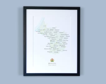 Może przedstawiać: Czarna rama z mapą Bristolu w Anglii, na jasnoniebieskim tle z zielonymi liniami przedstawiającymi ulice i dzielnice miasta. Mapa zawiera nazwy różnych dzielnic i obszarów w Bristolu. Mapa jest oprawiona w czarną ramę z białym passe-partout. Na dole mapy znajduje się herb miasta i tekst "Bristol, Miasto Innowacji."