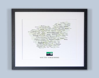 Könnte beinhalten: Eine Schwarzweißkarte von South Yorkshire, England, mit den Namen von Städten und Gemeinden in Grün gedruckt. Die Karte ist in einem schwarzen Rahmen gerahmt und enthält ein grünes und blaues Logo für South Yorkshire.