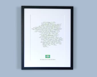 Może przedstawiać: Czarno-ramowa grafika przedstawiająca mapę hrabstwa Worcestershire w Anglii w formie chmury słów. Mapa składa się z nazw miast i miasteczek w hrabstwie. Grafika zawiera flagę hrabstwa Worcestershire w prawym dolnym rogu.