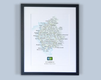 Może przedstawiać: Mapa hrabstwa Cumbria w Anglii, z nazwami wszystkich miast i wsi w hrabstwie. Mapa jest w czarnej ramie i ma jasnoniebieskie tło.