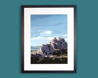 Könnte beinhalten: Ein gerahmter Kunstdruck mit einer stilisierten Illustration von zerklüfteten, felsigen Berggipfeln vor einem hellblauen Himmel mit geschichteten Wolken. Die Landschaft umfasst dunkles, schattiges Gelände im Vordergrund und einen Horizont.