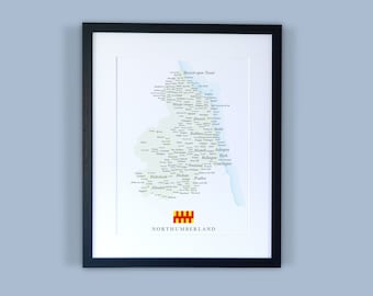 Może przedstawiać: Oprawiona mapa Northumberland, Anglia, z nazwami miast i miasteczek wydrukowanymi jasnozielonym kolorem. Mapa znajduje się na białym tle z jasnoniebieskim efektem akwareli. Flaga Northumberland jest wyświetlana na dole mapy.