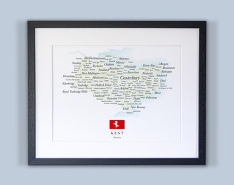 Könnte beinhalten: Eine Karte von Kent, England, mit den Namen der Städte und Gemeinden in hellgrüner Schrift. Die Karte ist in Schwarz gerahmt und hat eine rot-weiße Flagge von Kent in der linken unteren Ecke. Der Text "KENT" ist in Schwarz unter der Flagge geschrieben, und "Jesicia" ist in Schwarz unter "KENT" geschrieben.