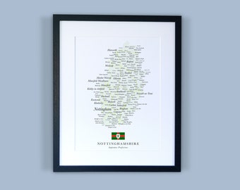 Może przedstawiać: Wydrukowana mapa hrabstwa Nottinghamshire w Anglii, oprawiona w ramę. Mapa składa się z nazw miast i miasteczek w hrabstwie, ułożonych w kształt przypominający zarys hrabstwa. Wydruk zawiera flagę hrabstwa i tekst "Nottinghamshire, Explorer Profusions".