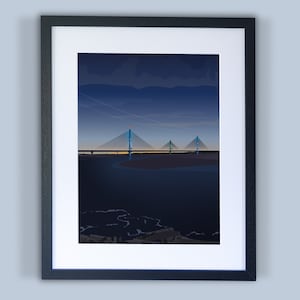 Può includere: Una stampa incorniciata di una città notturna con un ponte in lontananza. Il ponte è illuminato da luci blu e verdi. Il cielo è blu scuro con alcune stelle visibili.