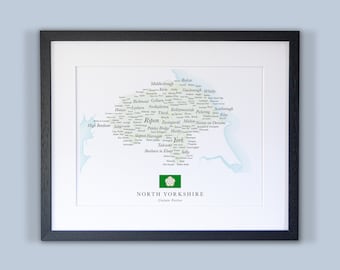 Könnte beinhalten: Eine gerahmte Karte von North Yorkshire, England, mit den Namen der Städte und Gemeinden darauf gedruckt. Die Karte ist in einem schwarzen Rahmen und hat eine grün-weiße Flagge in der unteren rechten Ecke. Der Text "North Yorkshire" und "Civitas Fertior" ist unter der Flagge gedruckt.