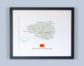 Może przedstawiać: Mapa w formie chmury słów Greater Manchester, Anglia, z nazwami miast i miasteczek w regionie. Mapa ma kształt regionu, a nazwy miast i miasteczek są rozmieszczone w sposób odzwierciedlający ich położenie. Mapa jest otoczona czarną ramką.