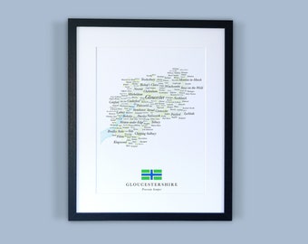 Może przedstawiać: Wydrukowana mapa Gloucestershire, Anglia, w formie chmury słów. Mapa składa się z nazw miast i wsi w hrabstwie. Wydruk jest w czarnej ramie i ma białe tło. Wydruk zawiera również flagę Gloucestershire i słowa "Gloucestershire, Premium Camper".