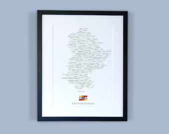 Może przedstawiać: Mapa Bedfordshire w Anglii, oprawiony w czarną ramę z białą passe-partout. Na mapie zaznaczono nazwy wszystkich miast i wsi w hrabstwie. Mapa jest w kolorze jasnozielonym na białym tle. Mapa jest otoczona białą ramką. Mapa jest zatytułowana "Bedfordshire" czarnym tekstem na dole. Mapa zawiera również flagę Bedfordshire.