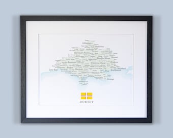 Może przedstawiać: Wydrukowana mapa hrabstwa Dorset w Anglii, oprawiona w czarną ramę. Na mapie w kolorze zielonym i żółtym, na białym tle, widnieją nazwy miast i miasteczek w kształcie chmury. W prawym dolnym rogu znajduje się flaga hrabstwa Dorset.