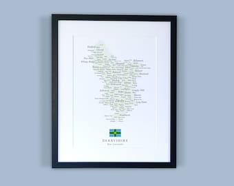 Może przedstawiać: Wydrukowana mapa hrabstwa Derbyshire w Anglii, oprawiona w ramę. Mapa składa się z nazw miast i miasteczek w hrabstwie, ułożonych w kształt przypominający zarys hrabstwa. Druk jest czarno-biały z zielono-żółtą flagą Derbyshire na dole.
