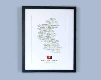 Może przedstawiać: Biała, oprawiona grafika z zielono-białą mapą Buckinghamshire w Anglii w formie chmury słów. Mapa ma kształt hrabstwa i zawiera nazwy miast i wsi. Tekst na dole głosi "Buckinghamshire, Vestigie Nelle Retrouve".
