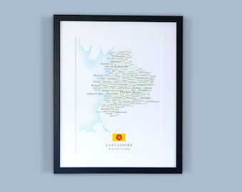 Może przedstawiać: Oprawiona mapa hrabstwa Lancashire w Anglii, z nazwami miast i miasteczek wydrukowanymi w stylu chmury słów. Mapa jest w odcieniach niebieskiego i zielonego, z żółto-czerwoną flagą Lancashire w prawym dolnym rogu. Tekst u dołu brzmi "LANCASHIRE In Caecilia Concilium".