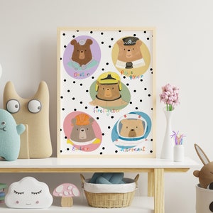 Può includere: Un poster bianco con pois neri presenta cinque orsi marroni che indossano diversi costumi. Gli orsi sono etichettati come un dottore, un agente di polizia, un vigile del fuoco, un costruttore e un astronauta. Il poster è incorniciato in legno ed è appeso a una parete bianca.