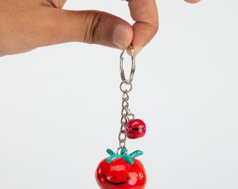 Llavero de tomate de arcilla hecho a mano – Amuleto único con expresión facial