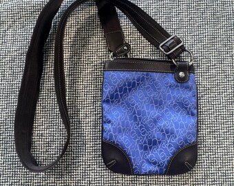 Bolsa transversal New York & Company em cetim azul com detalhes em marrom, pequena bolsa de viagem estilo anos 2000.