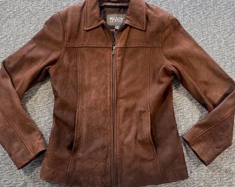 Jaqueta feminina Wilsons Leather em couro nobuck marrom, tamanho pequeno, com zíper frontal completo e pregas nas costas.