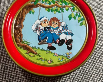 Lata de biscoitos redonda de metal vermelha vintage de 1987 com estampa da Raggedy Ann e do Andy, da Parco Foods, 25 cm (10 polegadas).
