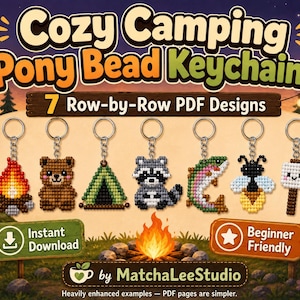 Può includere: Sette design di portachiavi con perline pony raffiguranti un falò, un orso, una tenda, un procione, un pesce, una lucciola e un marshmallow. Il testo recita Cozy Camping Pony Bead Keychains, 7 Row-by-Row PDF Designs, Instant Download, Beginner Friendly e MatchaLeeStudio.