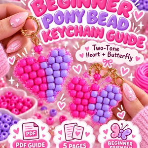 Może przedstawiać: Cyfrowy przewodnik zatytułowany Beginner Pony Bead Keychain Guide z dwukolorowymi wzorami serca i motyla. Przewodnik zawiera pięć stron kroków opartych na zdjęciach w formacie PDF, prezentujących breloki wykonane z koralików.