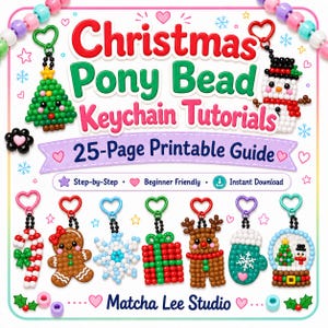 Könnte beinhalten: Ein 25-seitiger druckbarer Leitfaden mit dem Titel Christmas Pony Bead Keychain Tutorials von Matcha Lee Studio. Das Cover zeigt bunte Illustrationen von weihnachtlichen Perlen-Schlüsselanhängern, darunter ein Baum, Schneemann, Zuckerstange, Lebkuchenmann, Schneeflocke, Geschenk, Rentier, Fäustling und eine Schneekugel.