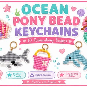 Könnte beinhalten: Eine digitale Grafik mit dem Titel OCEAN PONY BEAD KEYCHAINS 10 Follow-Along Designs von Matcha Lee Studio. Sie zeigt fünf Pony-Perlen-Schlüsselanhänger-Designs: eine rosa Muschel, eine Meerjungfrau, einen grauen Hai, einen rosa Eimer und einen blauen Delfin.