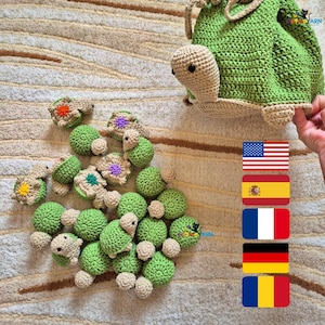 Könnte beinhalten: Eine Sammlung handgefertigter Häkelschildkrötenspielzeuge und ein passender Kordelzugbeutel. Die Schildkröten sind grün mit beigen Köpfen und Füßen. Die Tasche ist grün mit einem beigen Schildkrötenkopf und Füßen. Das Spielzeug liegt auf einem beigen Teppich.