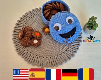 Op de afbeelding: Een blauwe gehaakte koekjespot met een glimlachend gezicht en knoopjesogen. De deksel is open en gevuld met bruine gehaakte koekjes. De pot staat op een grijze gehaakte mat. De tekst "Get My Yarn Crochet Business" is zichtbaar in de rechterbenedenhoek van de afbeelding.