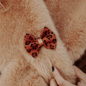 Pin's copper leopard knot image 1