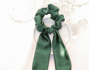 Chouchou scarf in green satin