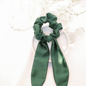 Chouchou scarf in green satin image 1