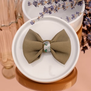 Olive green crepe clip-on knot and bird pattern center