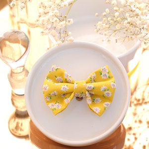 Nudo con clip impreso de flor amarilla