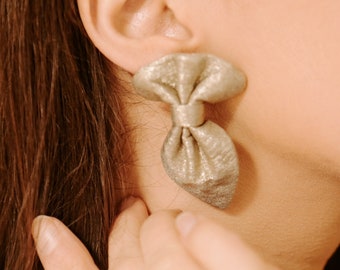 Hédoné pale gold knot earrings