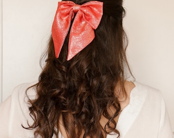 Maxi bow barrette in iridescent coral crepe