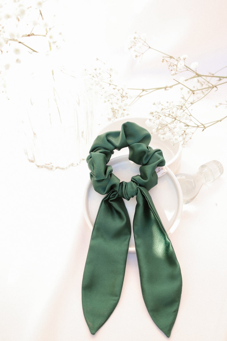 Chouchou scarf in green satin image 1