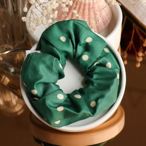 Scrunchie in green silk and ecru polka dots image 1