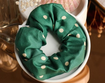 Scrunchie in green silk and ecru polka dots