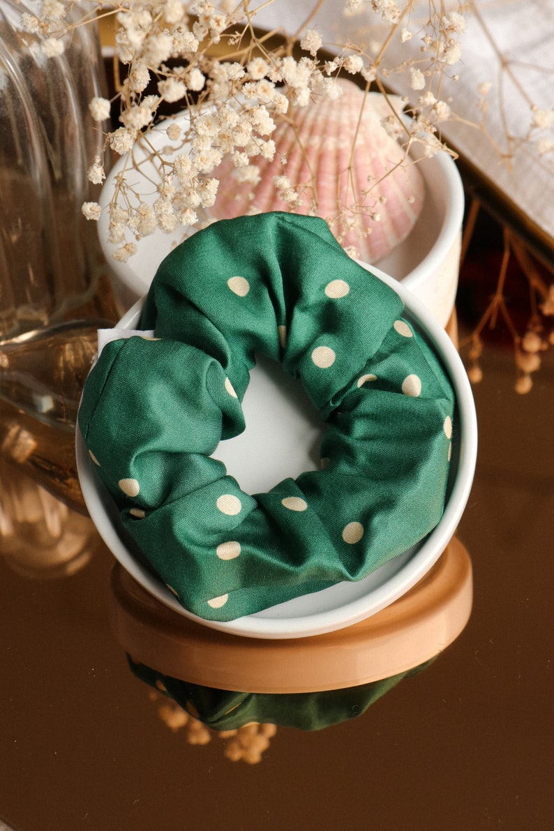 Scrunchie in green silk and ecru polka dots image 1