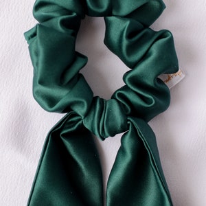 Chouchou scarf in green satin image 2