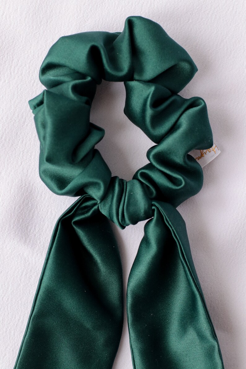 Chouchou scarf in green satin image 2