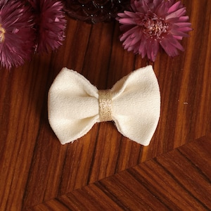 Strip minus textured off-white knot golden center