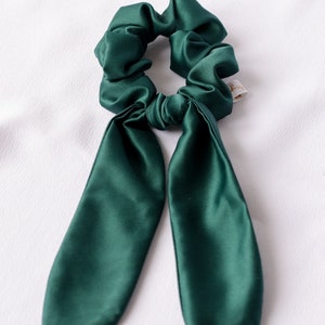 Chouchou scarf in green satin image 3