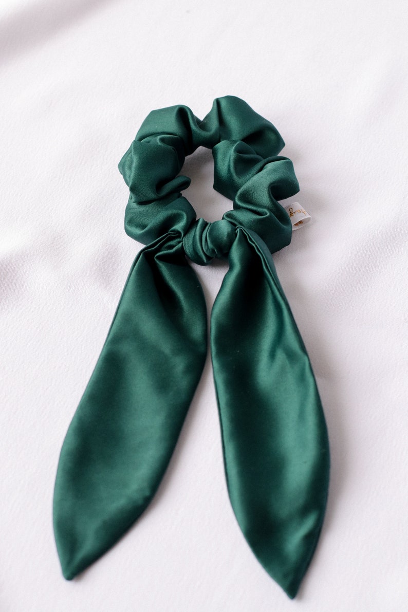 Chouchou scarf in green satin image 3