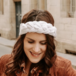 Diadema medio trenzada en gasa blanca doble