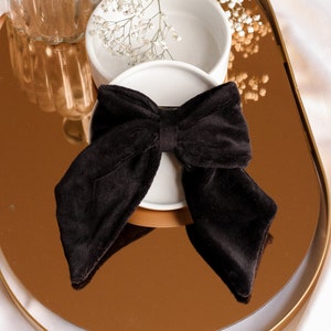 Maxi black velvet hair clip bow